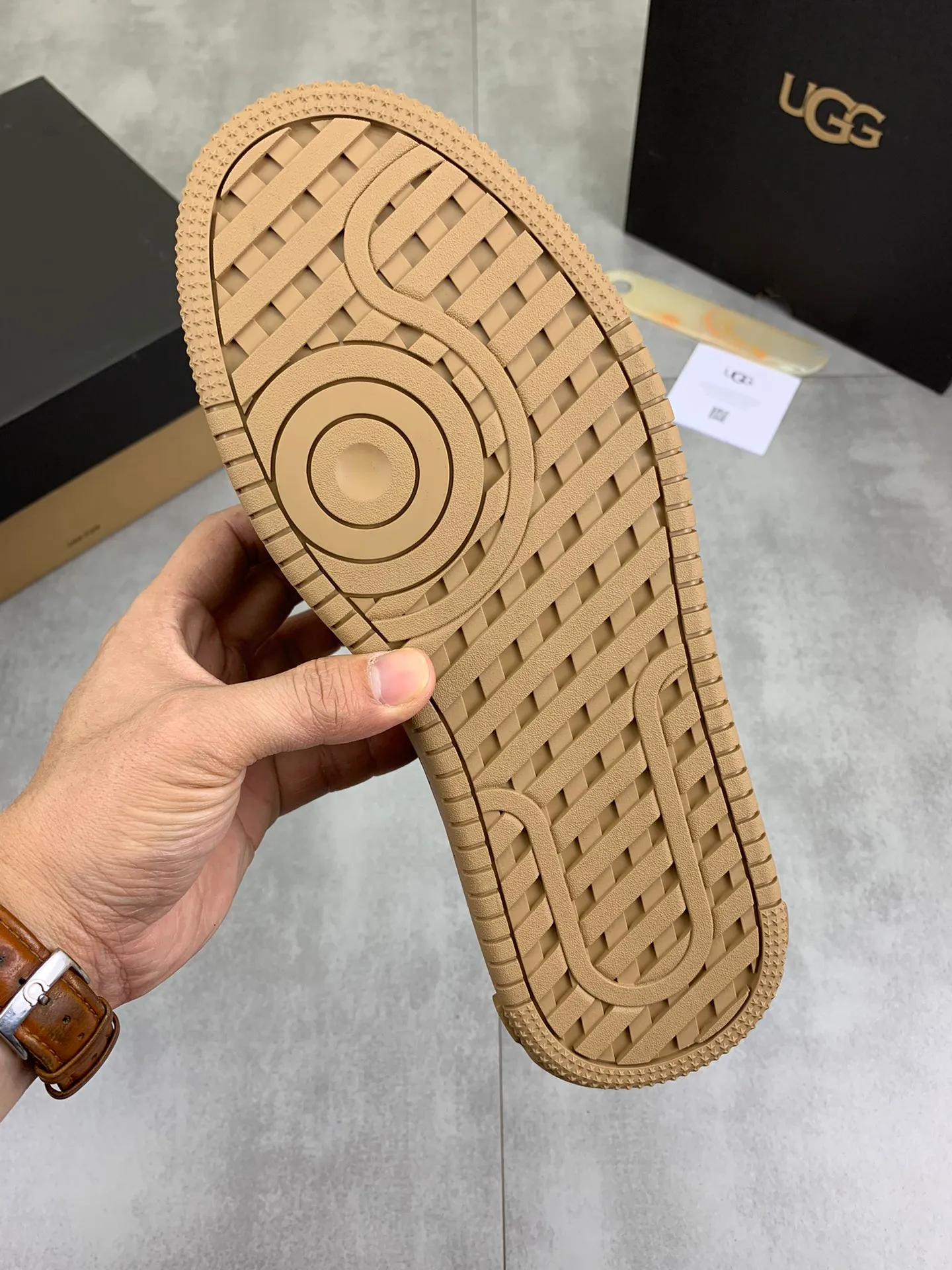 Men's Men's Shoes P620 [New Style] 💰 🆘 "Real Wool" [UGG] 👉 Popular men's shoes official website synchronization 🔰 Genuine quality [proud] is not comparable to the imitations in the general market 🌀 The upper is imported Italian frosted cowhide, and the lining: foot pad 🅰️ grade 🐑 real wool 👻 Only Grade A can show the effect The hand feels smooth and delicate 🔱The shoe shape is grand, only genuine factories can achieve it 🎄The perfect toughness of the original outsole 👻⬛️ allows customers to bid farewell to one-time consumption. Real wool lining, super warm. 4⃣️Color options available Size: 38-44